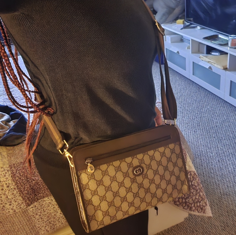 Vintage Authentic Gucci Purse - Picture 9 of 10